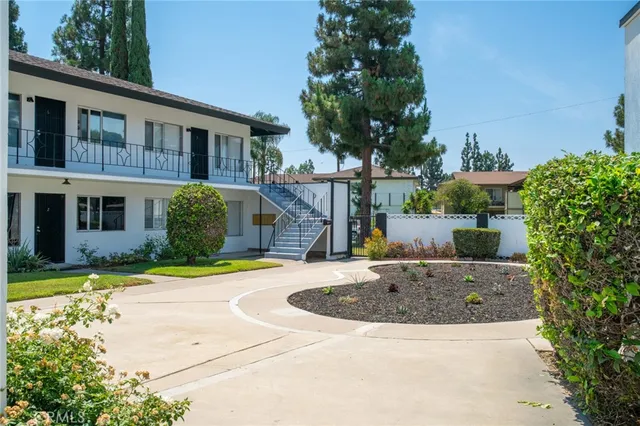 a view of a house with backyard and plants