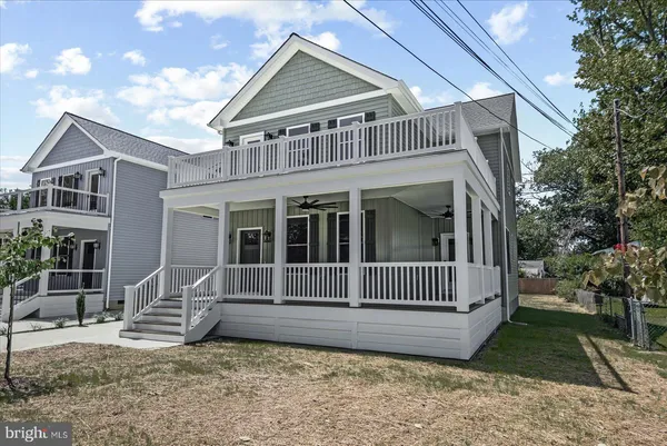 a view of a house with a yard balcony
