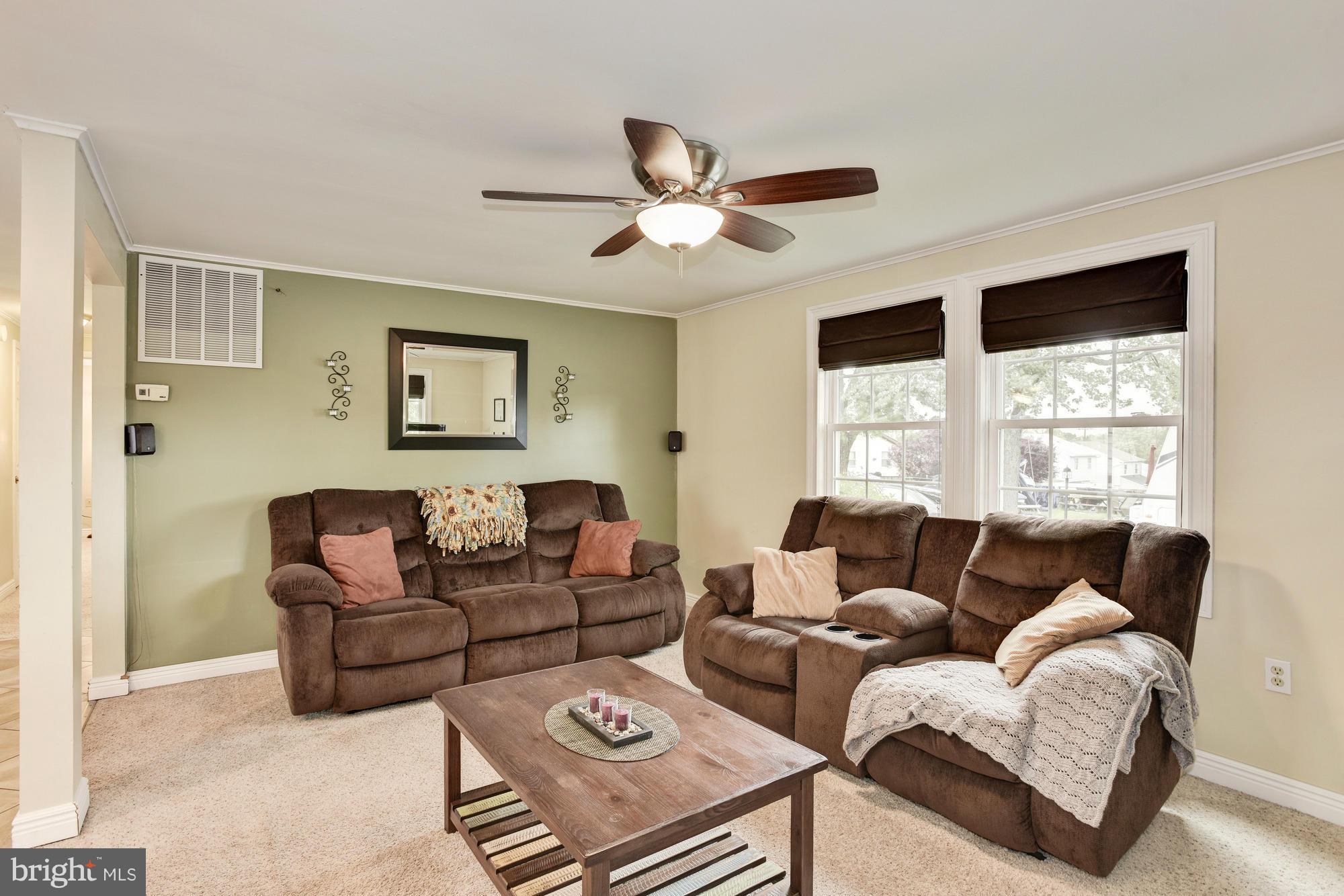 300 Winston Road Pasadena, MD 21122 - Photo 6 of 23 Living Room