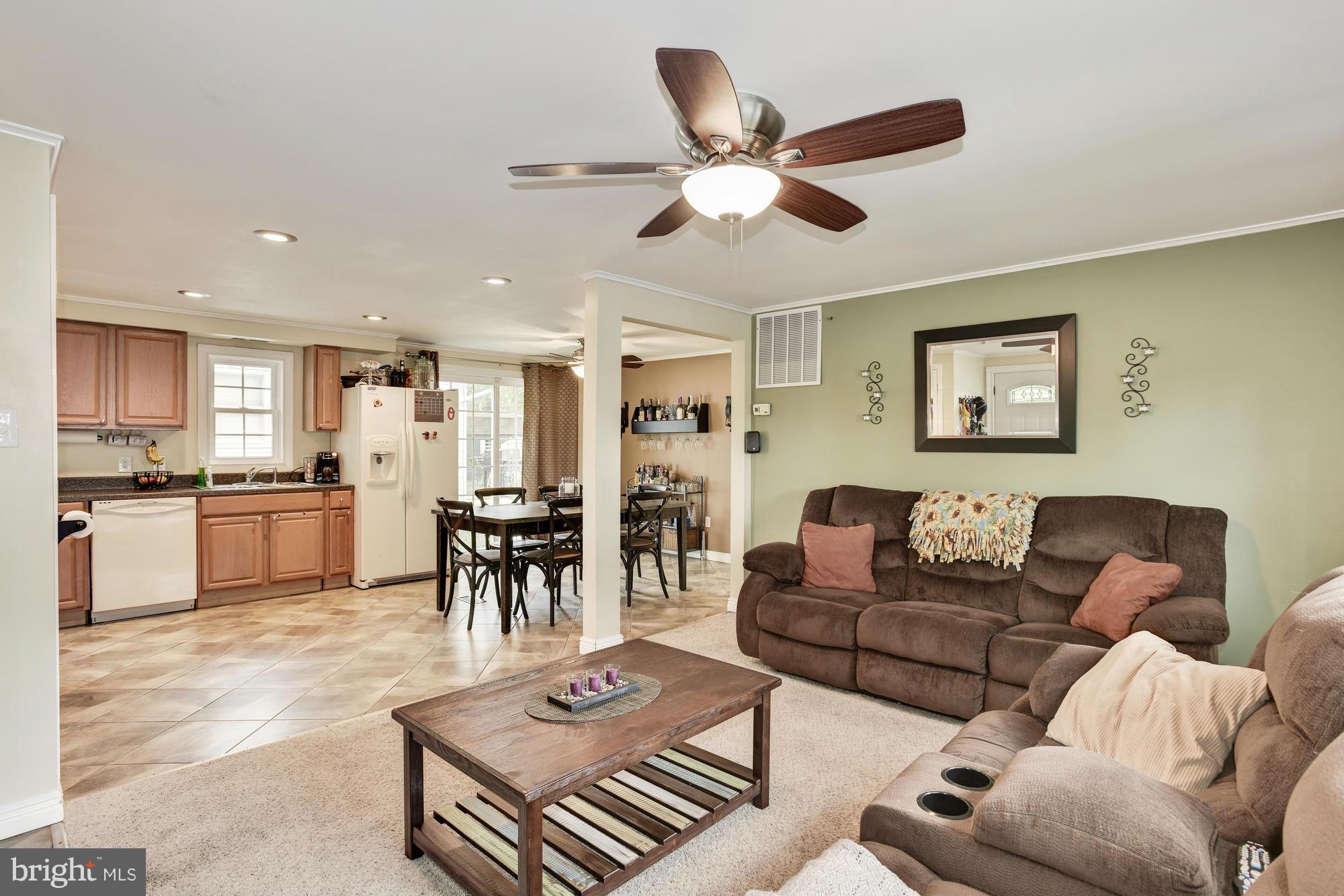 300 Winston Road Pasadena, MD 21122 - Photo 7 of 23 Living Room