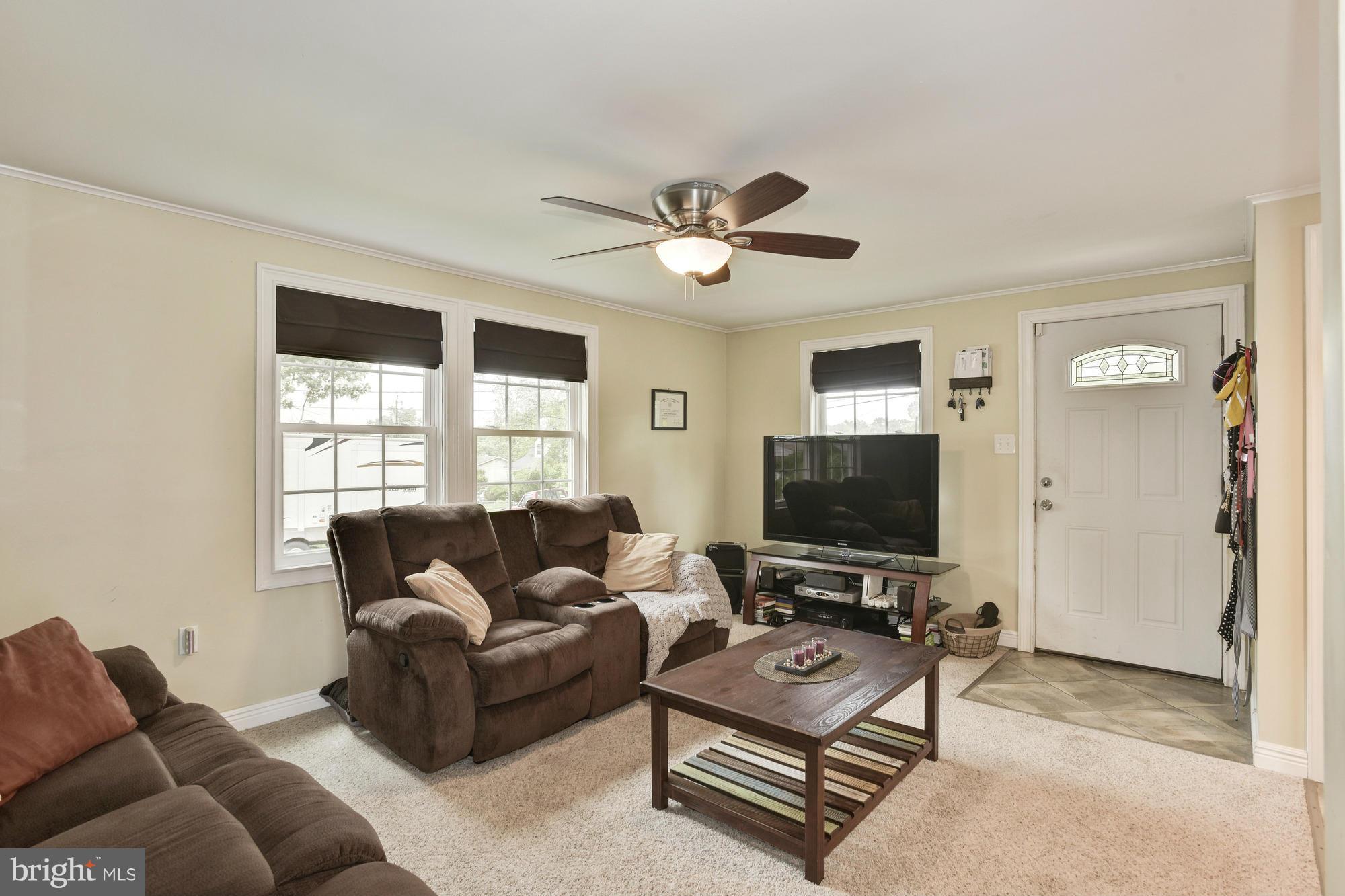 300 Winston Road Pasadena, MD 21122 - Photo 8 of 23 Living Room