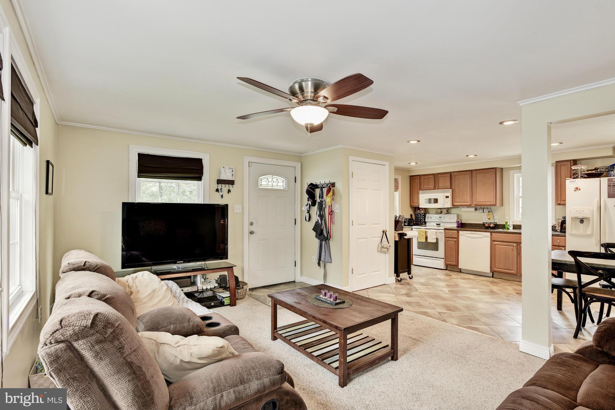 300 Winston Road Pasadena, MD 21122 - Photo 9 of 23 Living Room