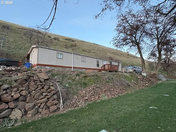 a view of a backyard of the house