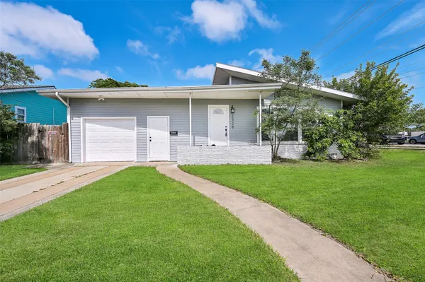 $2,100 | 2328 Wimcrest Street, Galveston, TX 77551