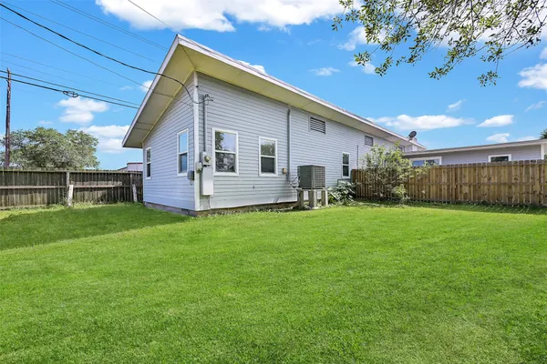 $2,100 | 2328 Wimcrest Street, Galveston, TX 77551