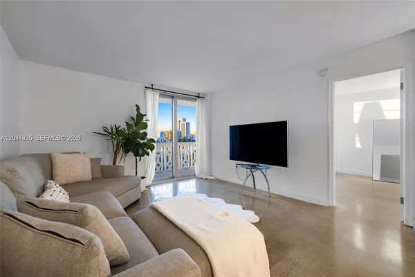 $2,800 | 1020 Meridian Avenue, Unit 816, Miami Beach, FL 33139