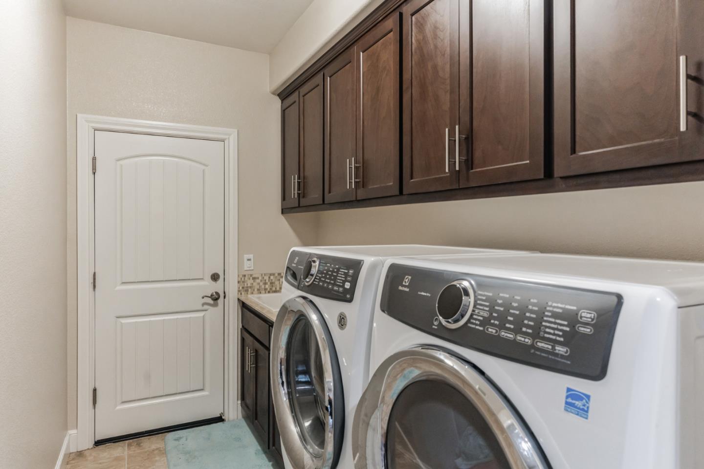 1471 Trinity Circle Hollister, CA 95023 - Photo 26 of 29 a utility room with dryer and washer
