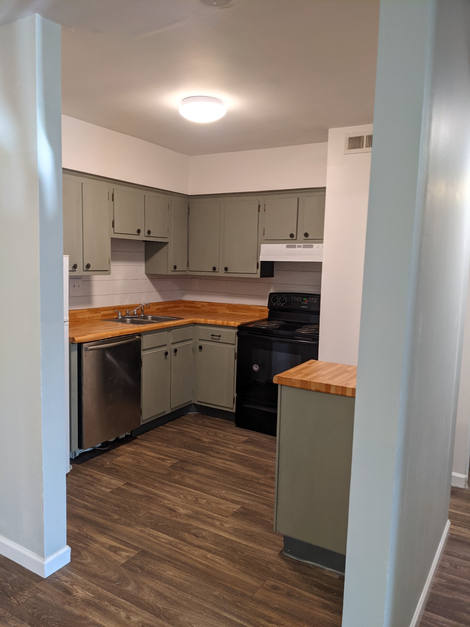 320 Welch Road, Unit F1 Nashville, TN 37211 - Photo 5 of 13 a kitchen with stainless steel appliances granite countertop a sink stove and refrigerator