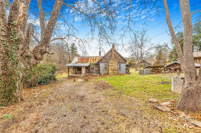 a front view of house with yard