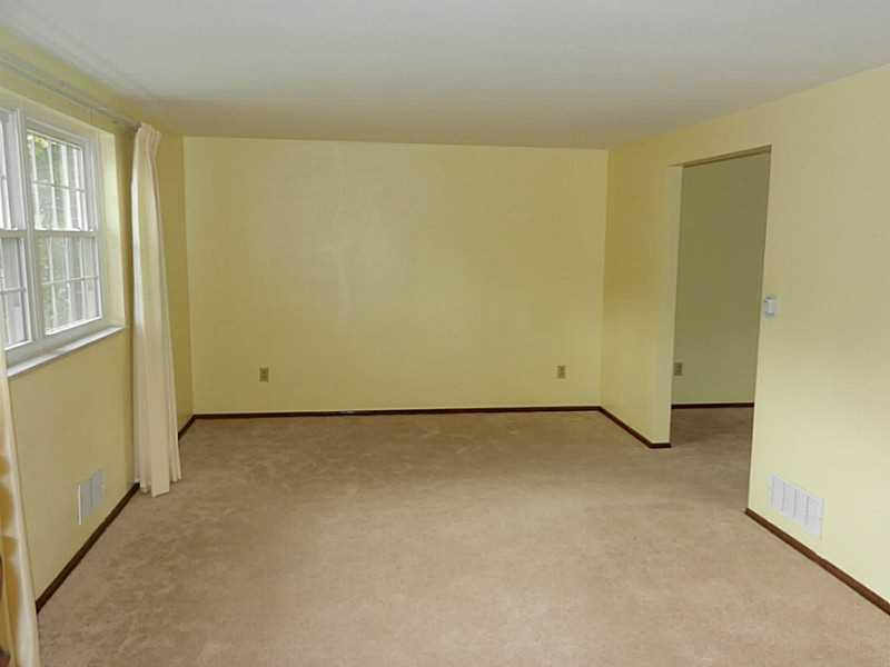 1037 Fiddleback Drive McKees Rocks, PA 15136 - Photo 4 of 25 Living Room.