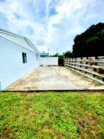 a view of a backyard