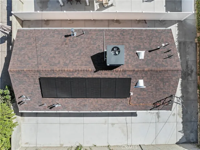 a view of a house with backyard