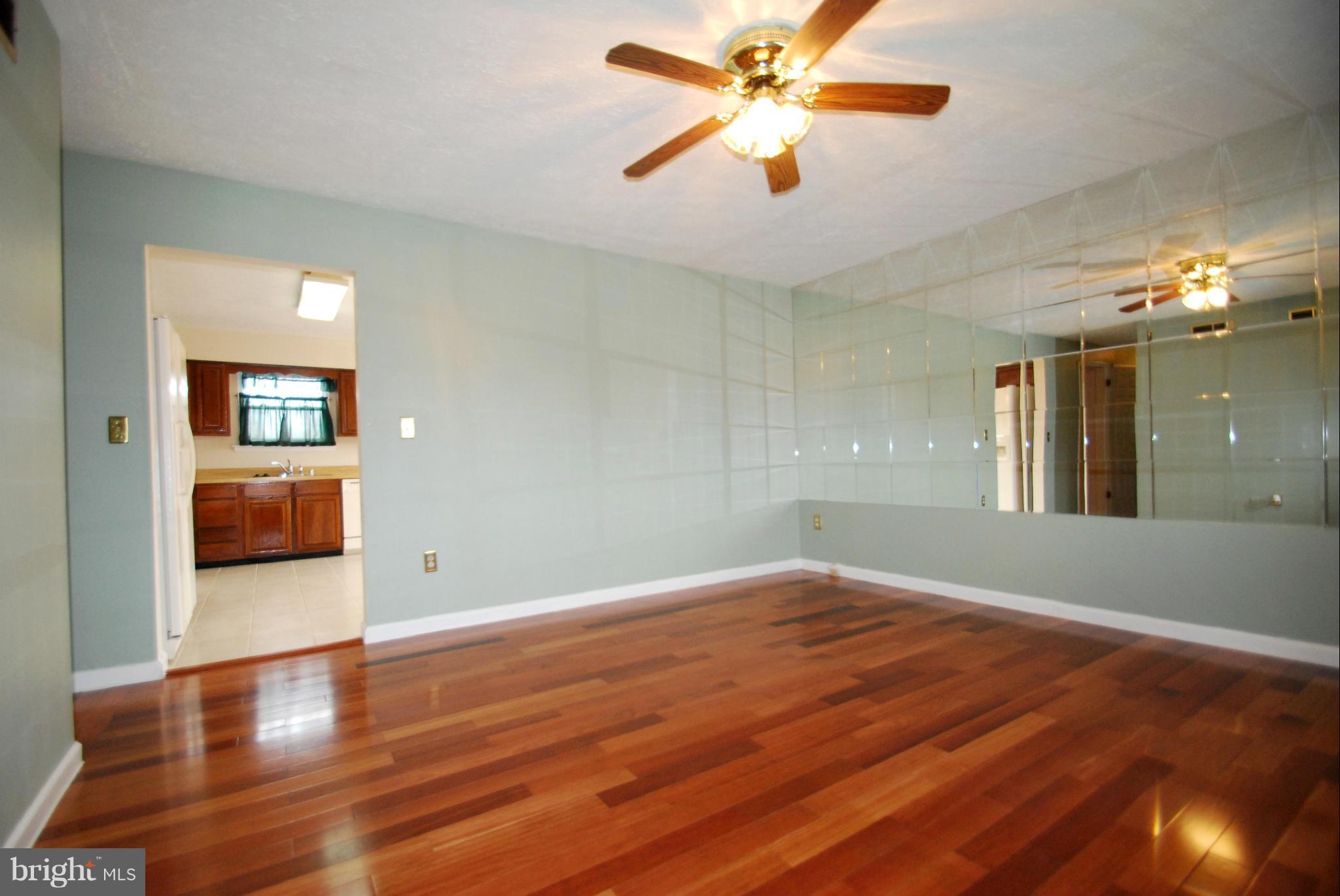 1970 Dominoe Road Annapolis, MD 21401 - Photo 4 of 30 Living Room