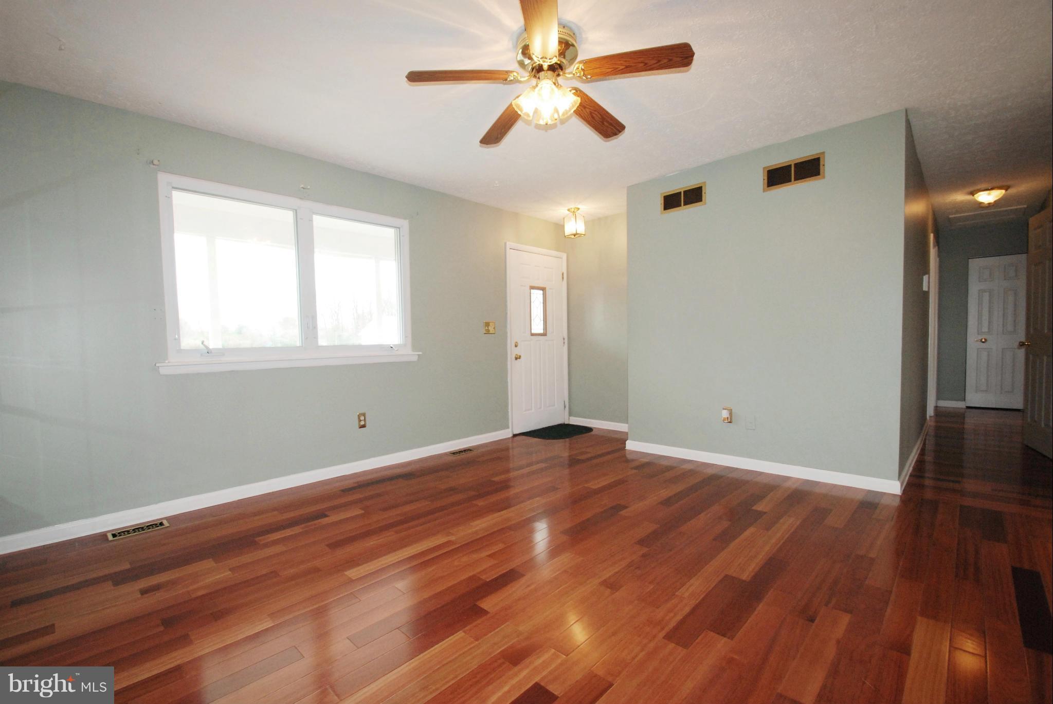 1970 Dominoe Road Annapolis, MD 21401 - Photo 5 of 30 Living Room
