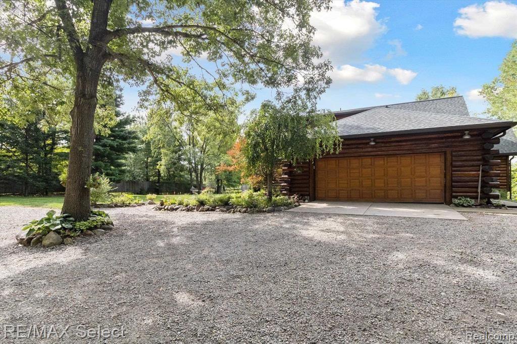 8228 Center Road Fenton, MI 48430 - Photo 10 of 36