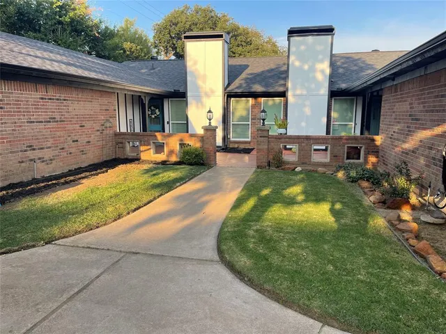 a view of a house with backyard and porch
