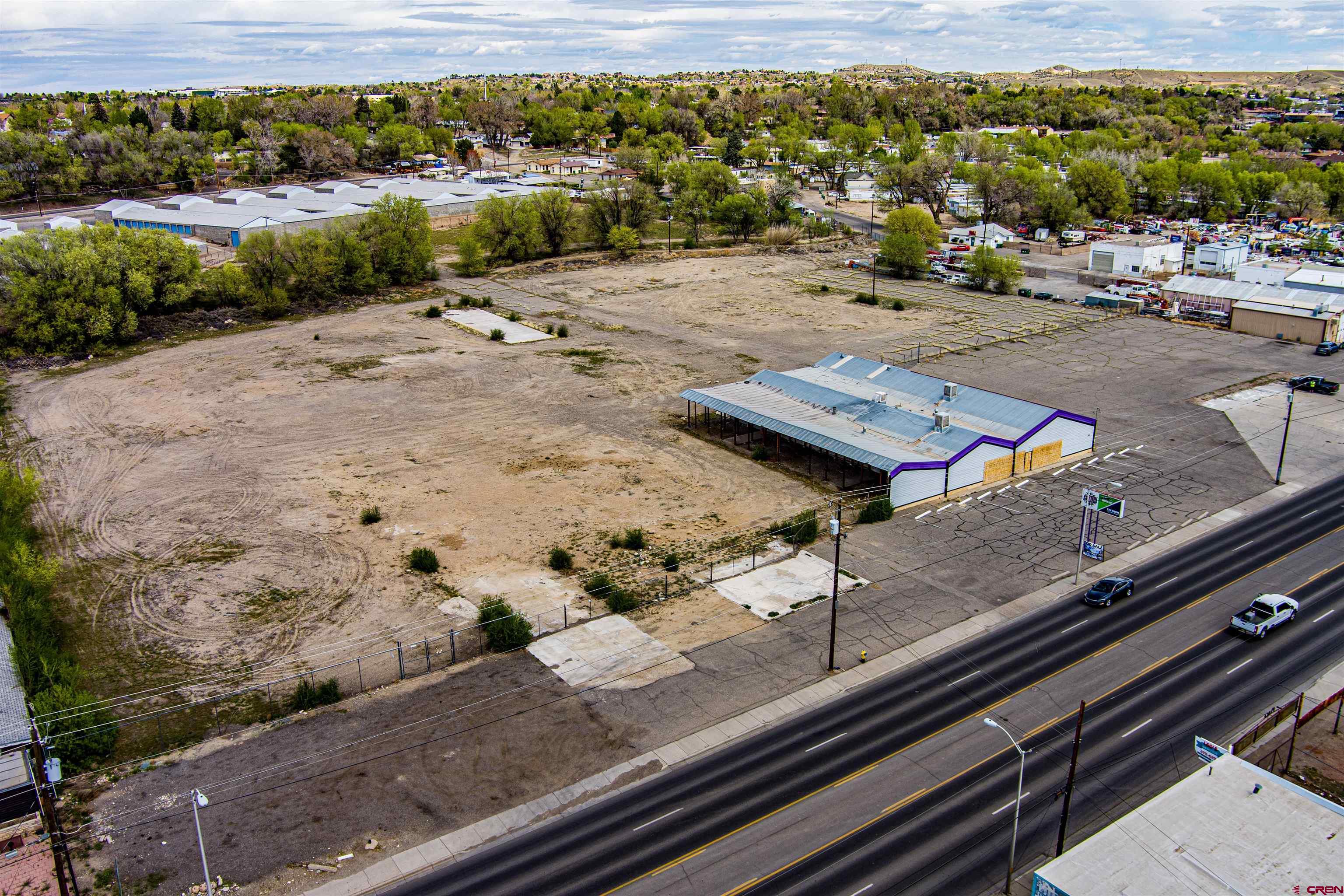 a view of a parking area