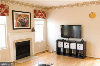 21364 Sawyer Square Ashburn, VA 20147 - Photo 3 of 17 Family Room