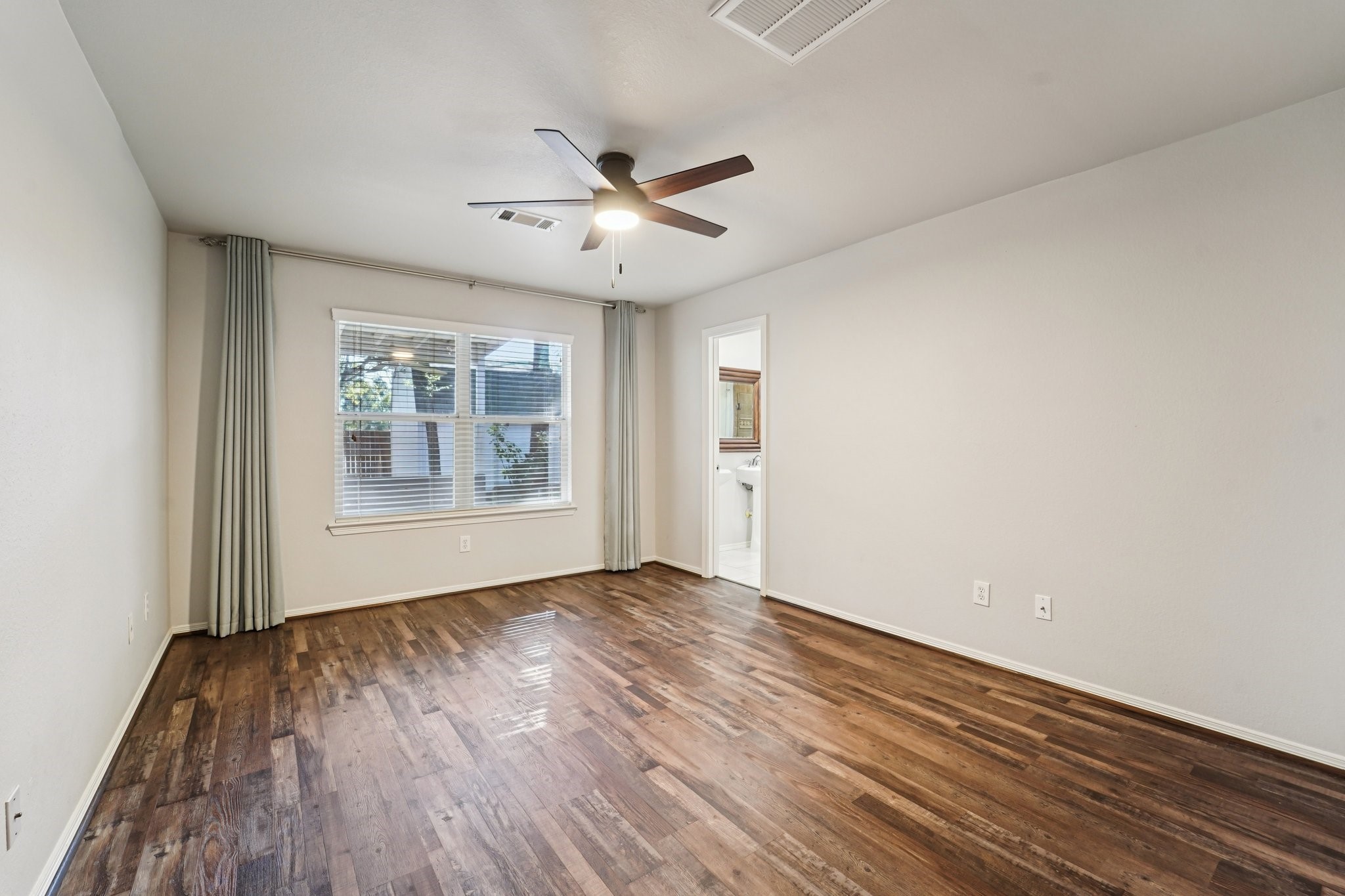 281 Mesa View Conroe, TX 77316 - Photo 13 of 38