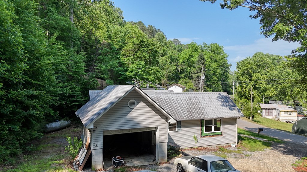 2152 Bugscuffle Spur Hiawassee, GA 30546 - Photo 5 of 41