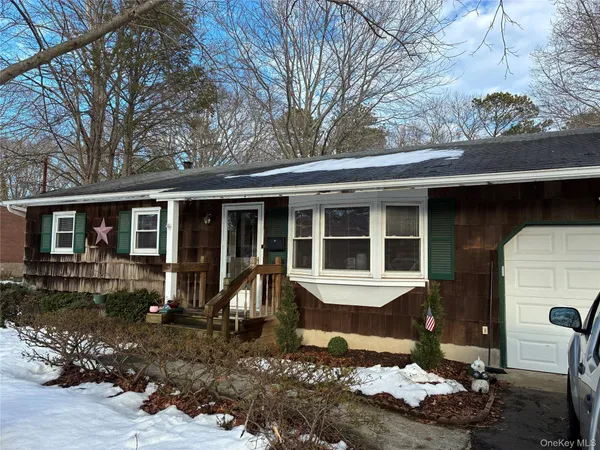 $499,995 | 429 Robinson Avenue, East Patchogue, NY 11772