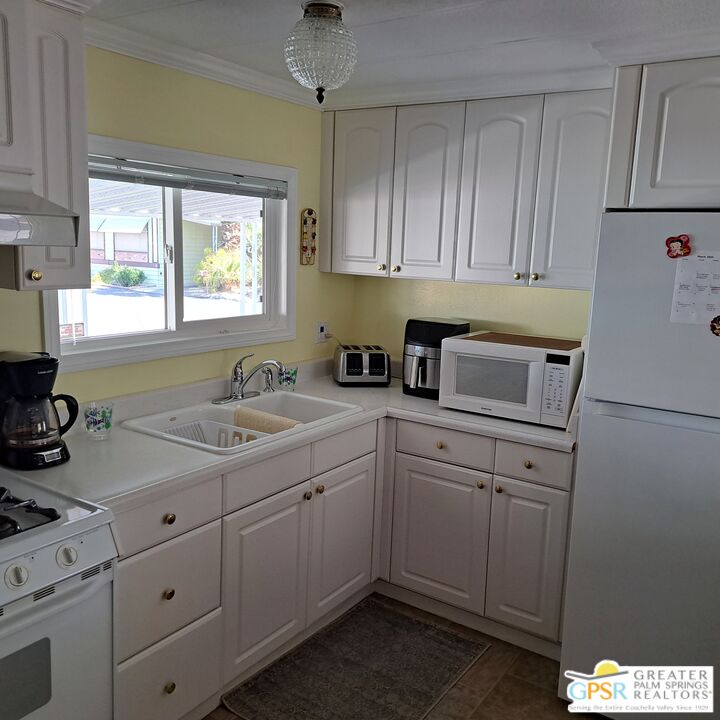 18555 Roberts Road, Unit 10 Desert Hot Springs, CA 92241 - Photo 11 of 50