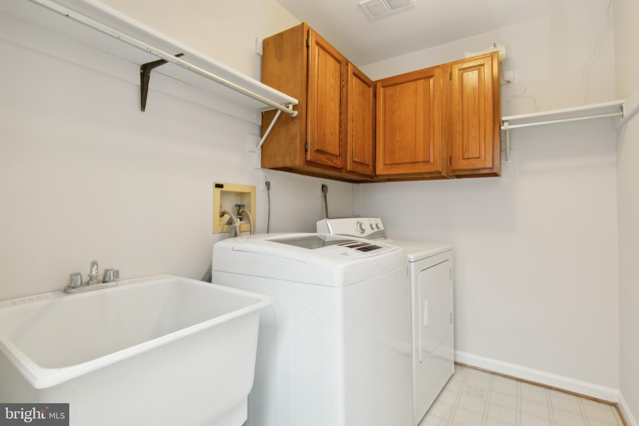 12392 Henderson Road Clifton, VA 20124 - Photo 34 of 61 Laundry on upper level