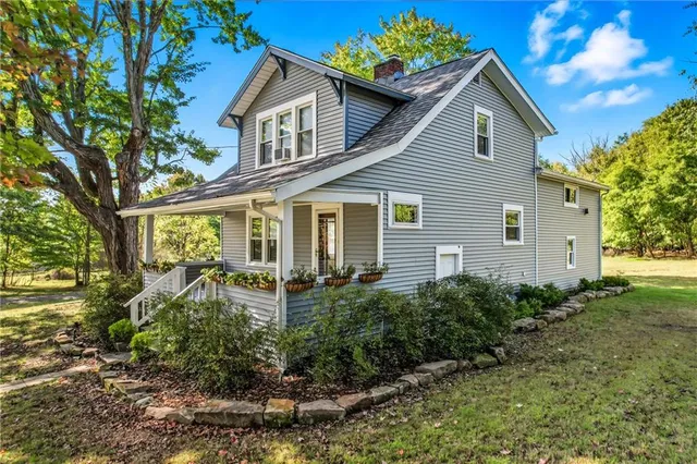 a view of a house with a yard