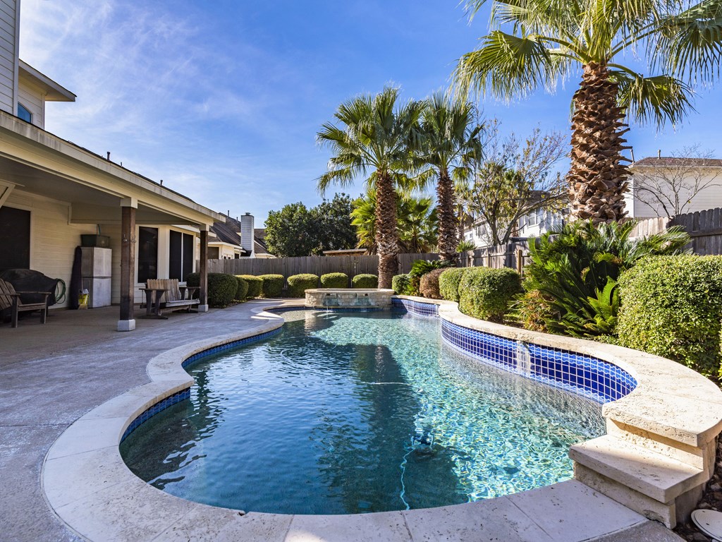 800 Runners Ridge Pflugerville, TX 78660 - Photo 1 of 1 Can you see yourself floating around on this salt water pool with a cold beverage in your hand while the kids play and Sunday dinner sizzles on the grill?