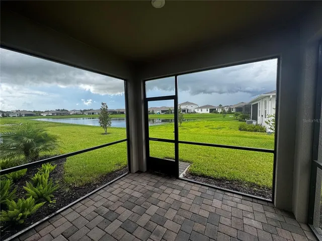 a view of a back yard