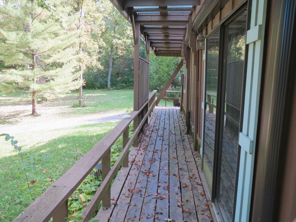 110 Hickory Lane Dixon, IL 61021 - Photo 18 of 24 a view of balcony with wooden floor and fence