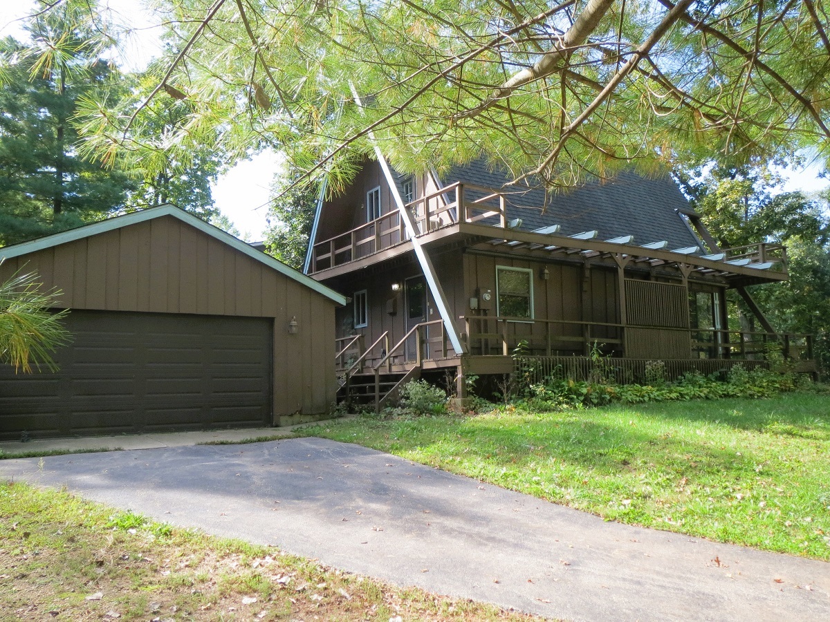 110 Hickory Lane Dixon, IL 61021 - Photo 22 of 24 a front view of a house with a yard