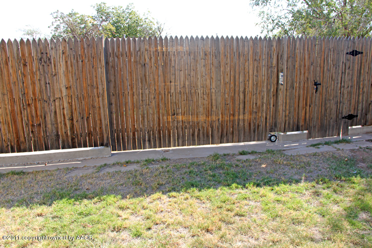 5127 Crockett Street Amarillo, TX 79110 - Photo 21 of 25 a backyard of a house with trees