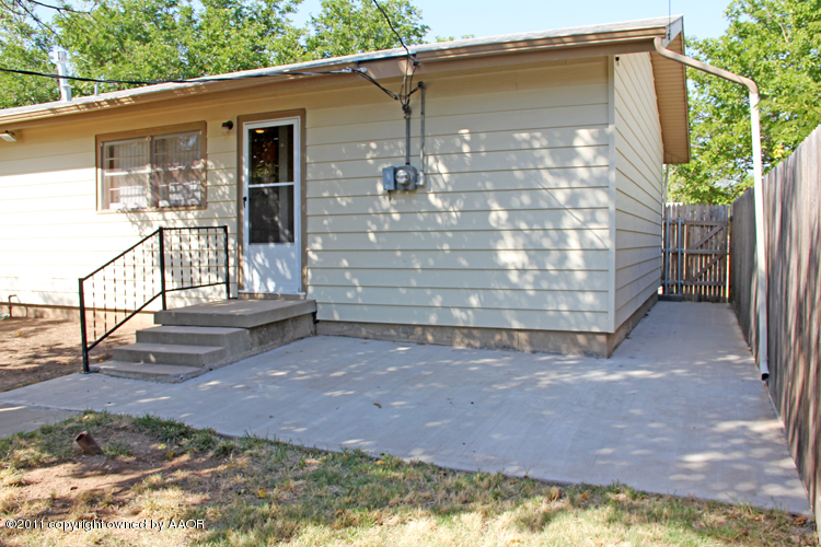5127 Crockett Street Amarillo, TX 79110 - Photo 22 of 25 a view of backyard of house