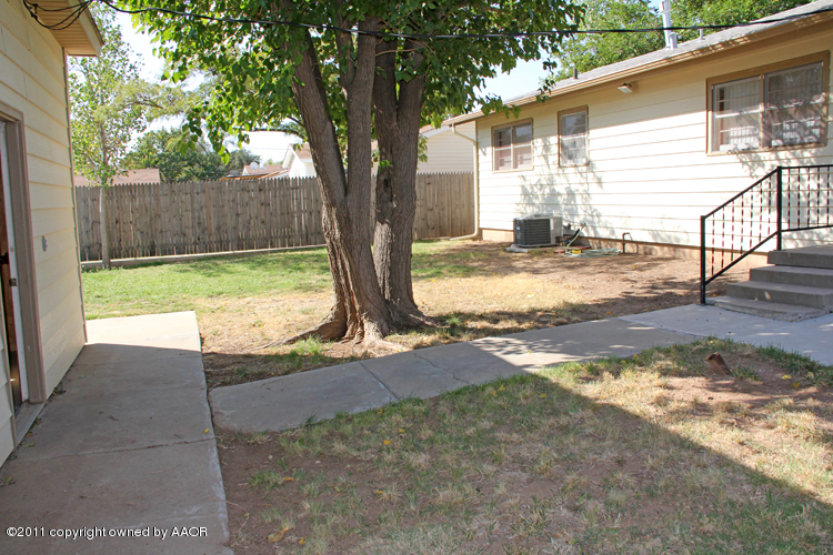 5127 Crockett Street Amarillo, TX 79110 - Photo 23 of 25 a view of backyard of house