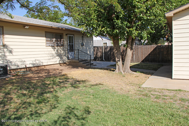 5127 Crockett Street Amarillo, TX 79110 - Photo 24 of 25 a view of a backyard of the house
