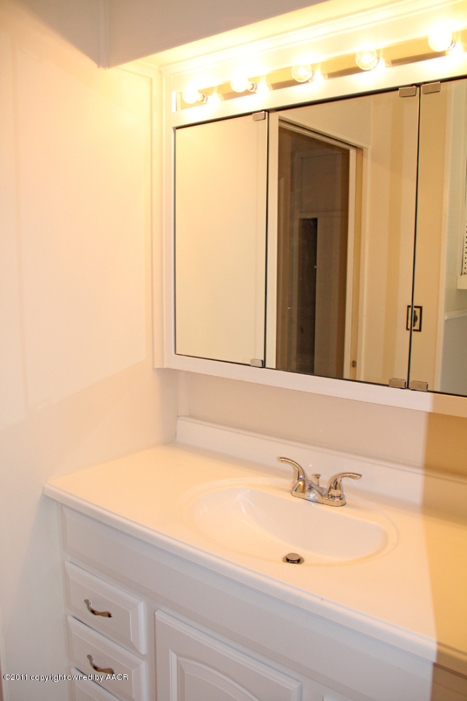 5127 Crockett Street Amarillo, TX 79110 - Photo 8 of 25 a bathroom with a bathtub and a shower