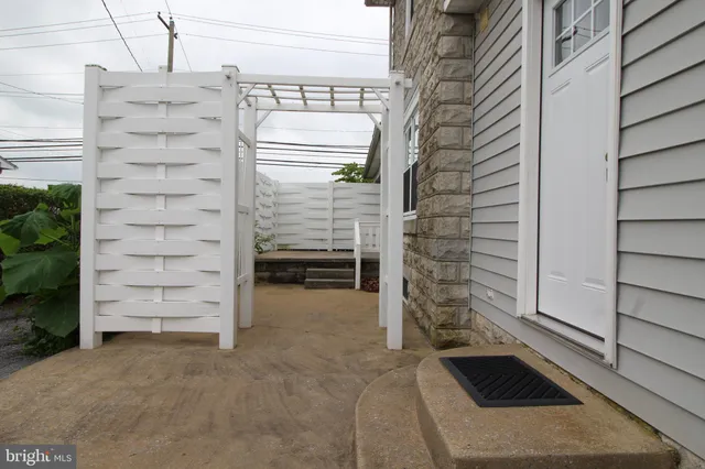 $1,895 | 549 West Main Street, New Holland, PA 17557