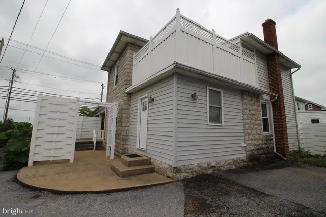 $1,895 | 549 West Main Street, New Holland, PA 17557