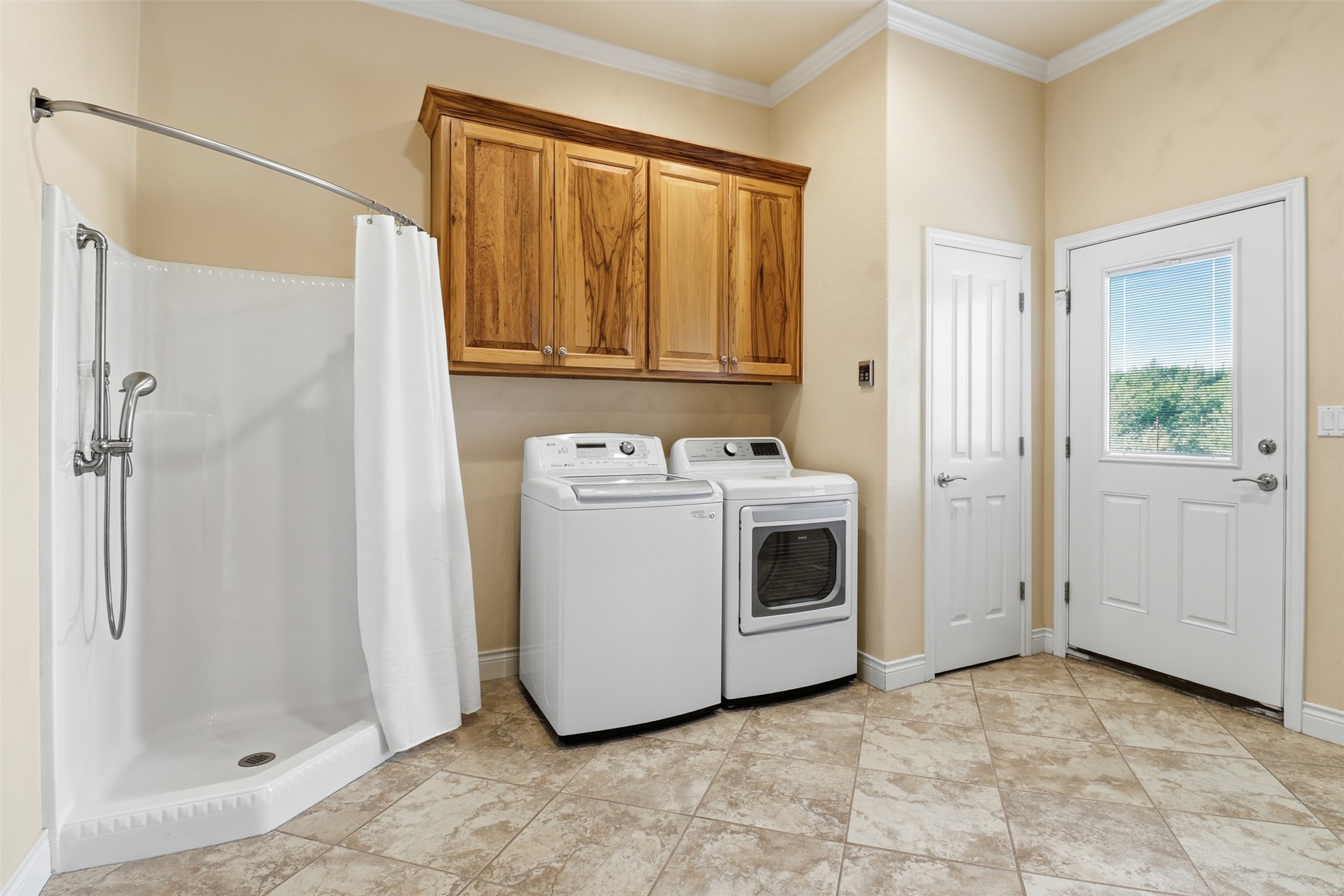 450 Threadgill Ranch Road Burnet, TX 78611 - Photo 13 of 33 a utility room with dryer and washer