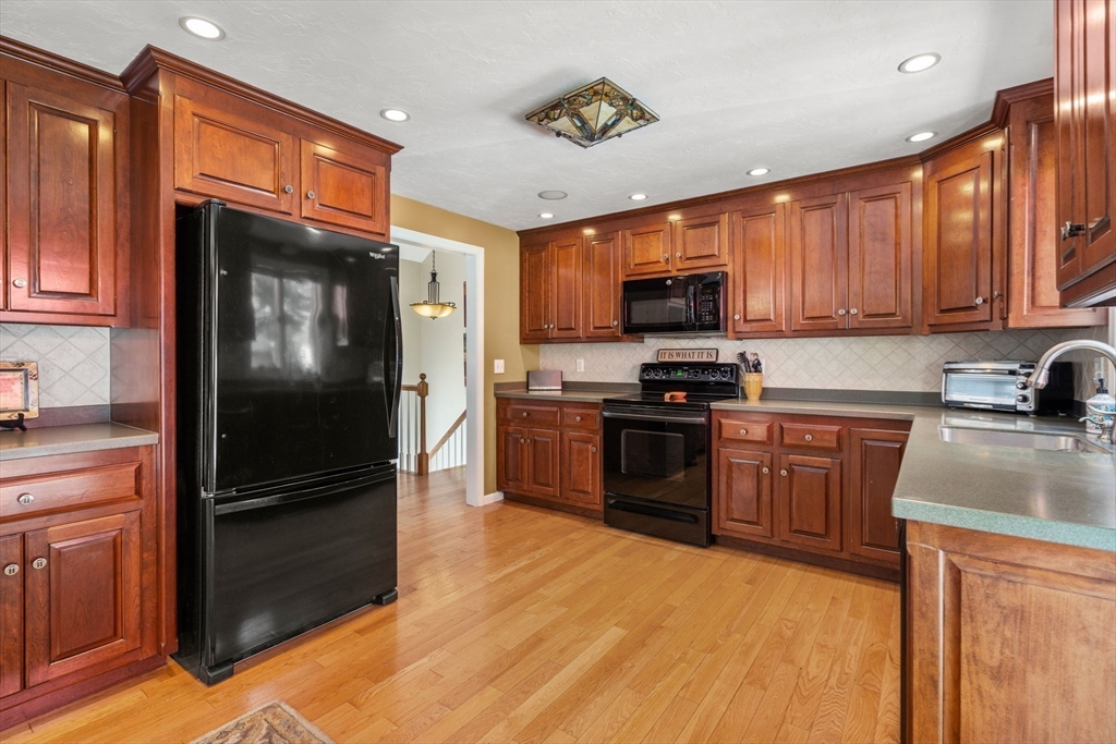 114 Woodside Road Franklin, MA 02038 - Photo 8 of 33 Gallery Image 8