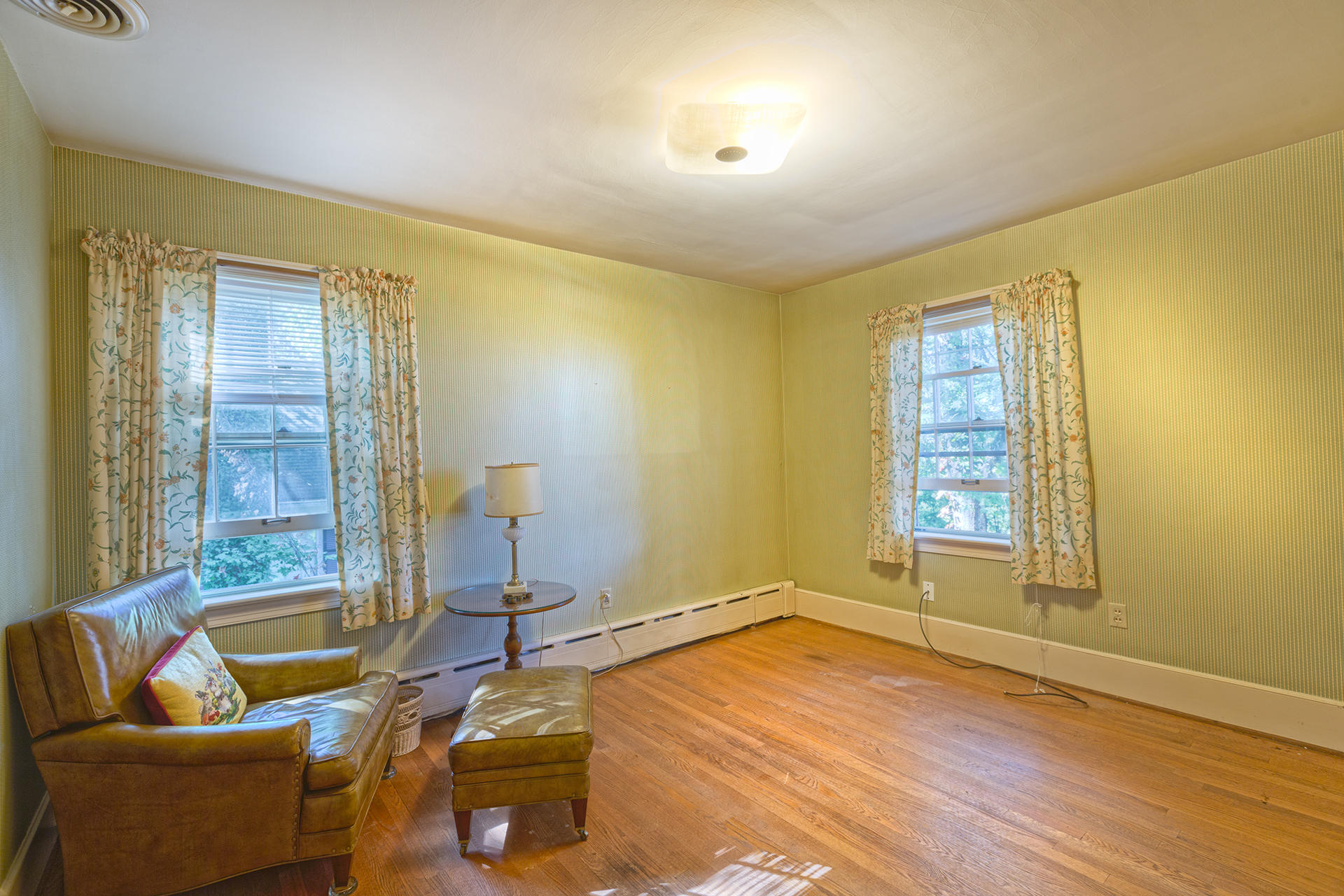 3434 West Ridge Circle Southwest Roanoke, VA 24014 - Photo 19 of 37 a living room with furniture and a window