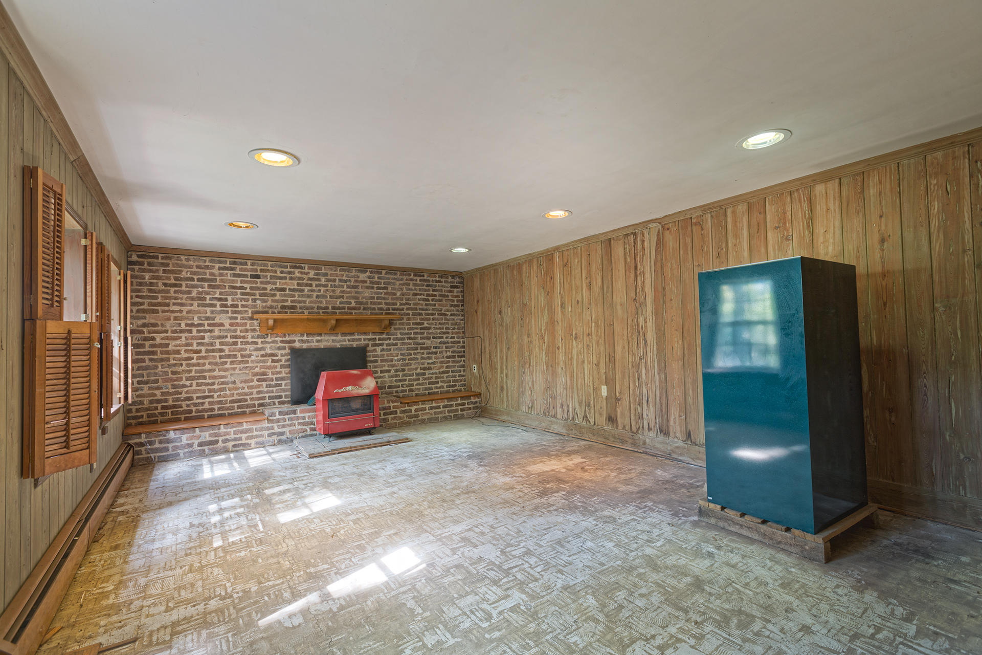 3434 West Ridge Circle Southwest Roanoke, VA 24014 - Photo 24 of 37 an empty room with windows