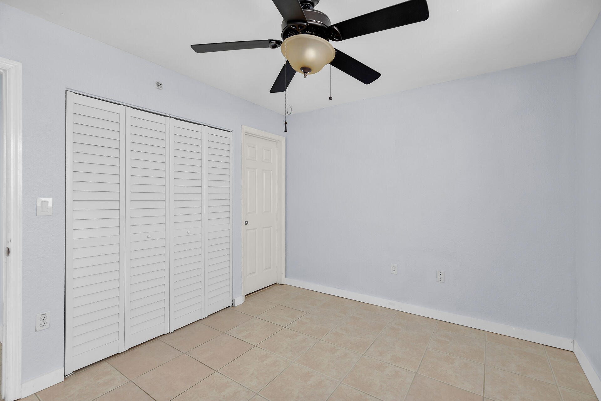 3635 Seaside Drive, Unit 206 Key West, FL 33040 - Photo 22 of 30 en empty room with ceiling fan