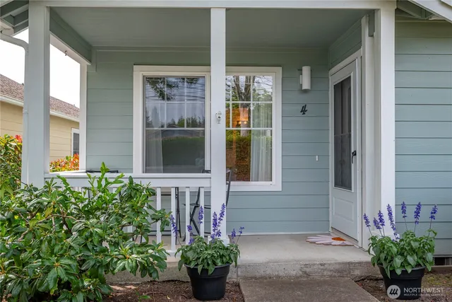 $369,000 | 161 West Whidbey Avenue, Unit 4, Oak Harbor, WA 98277