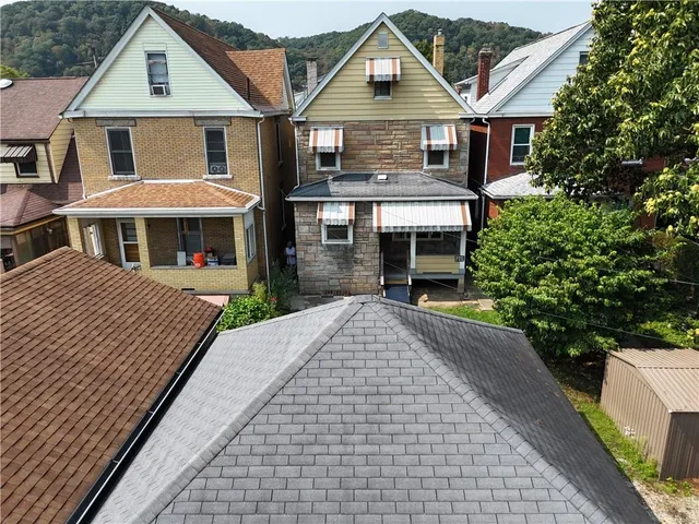a view of empty room with windows