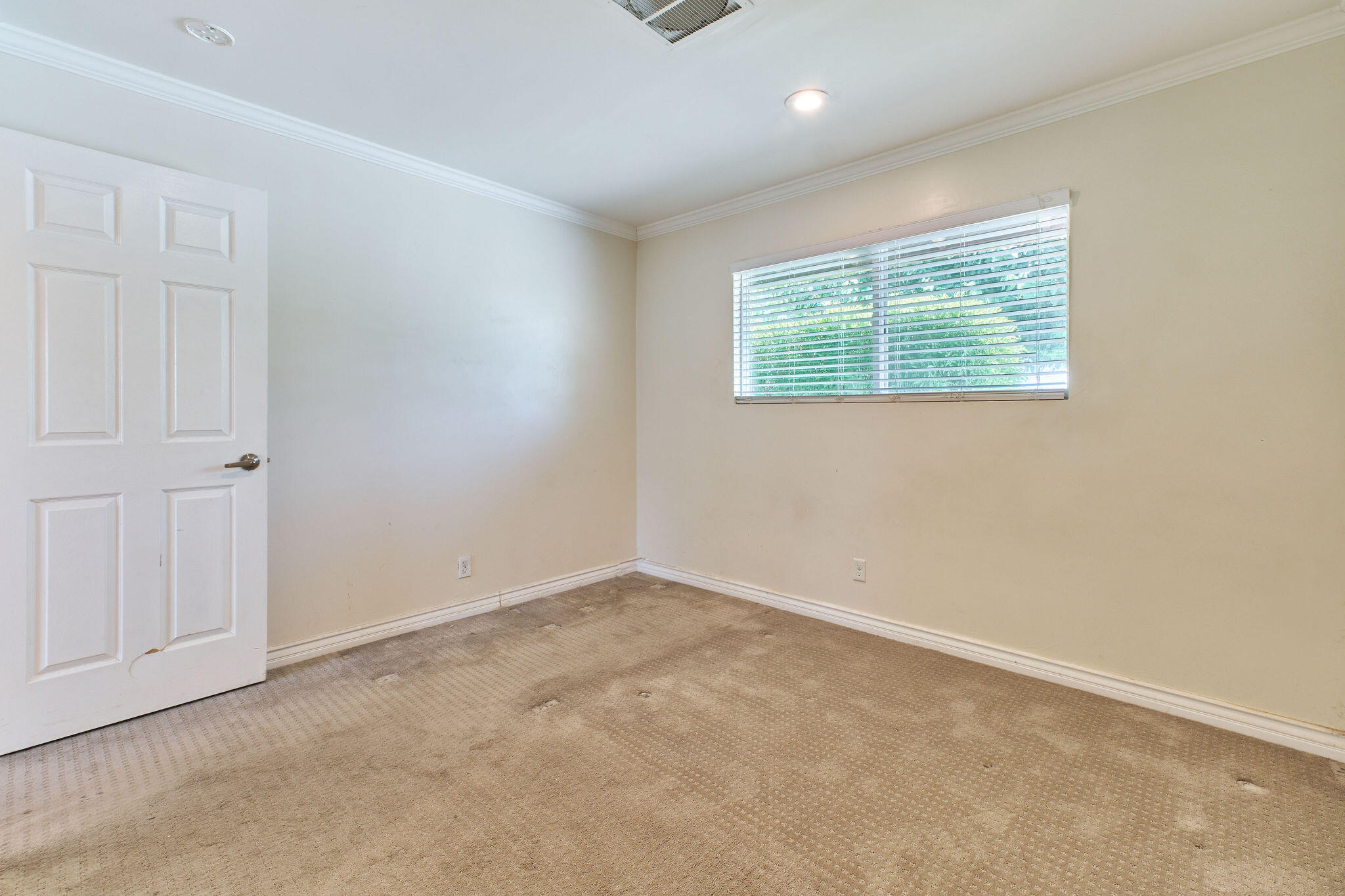 83175 Rue Paray Thermal, CA 92274 - Photo 30 of 44 an empty room with windows