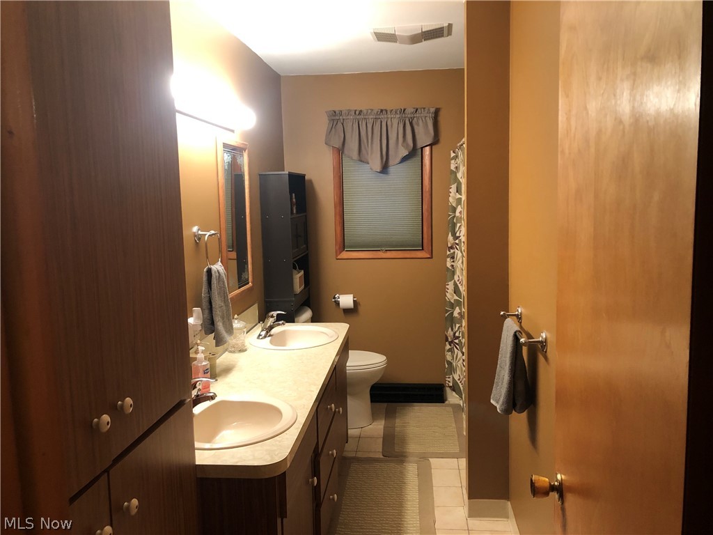 17031 Quarry Road Wellington, OH 44090 - Photo 7 of 31 5x12 full bath near bedrooms
