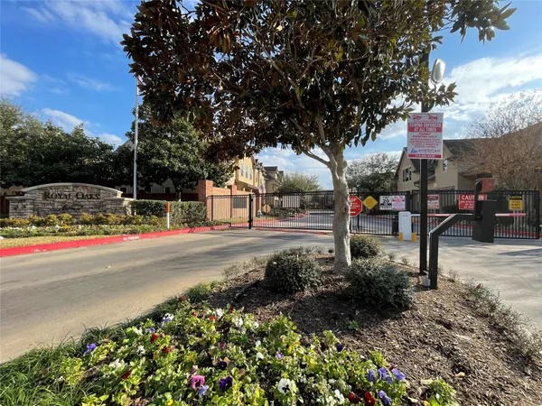 $2,700 | 11643 Royal Oaks View, Houston, TX 77082