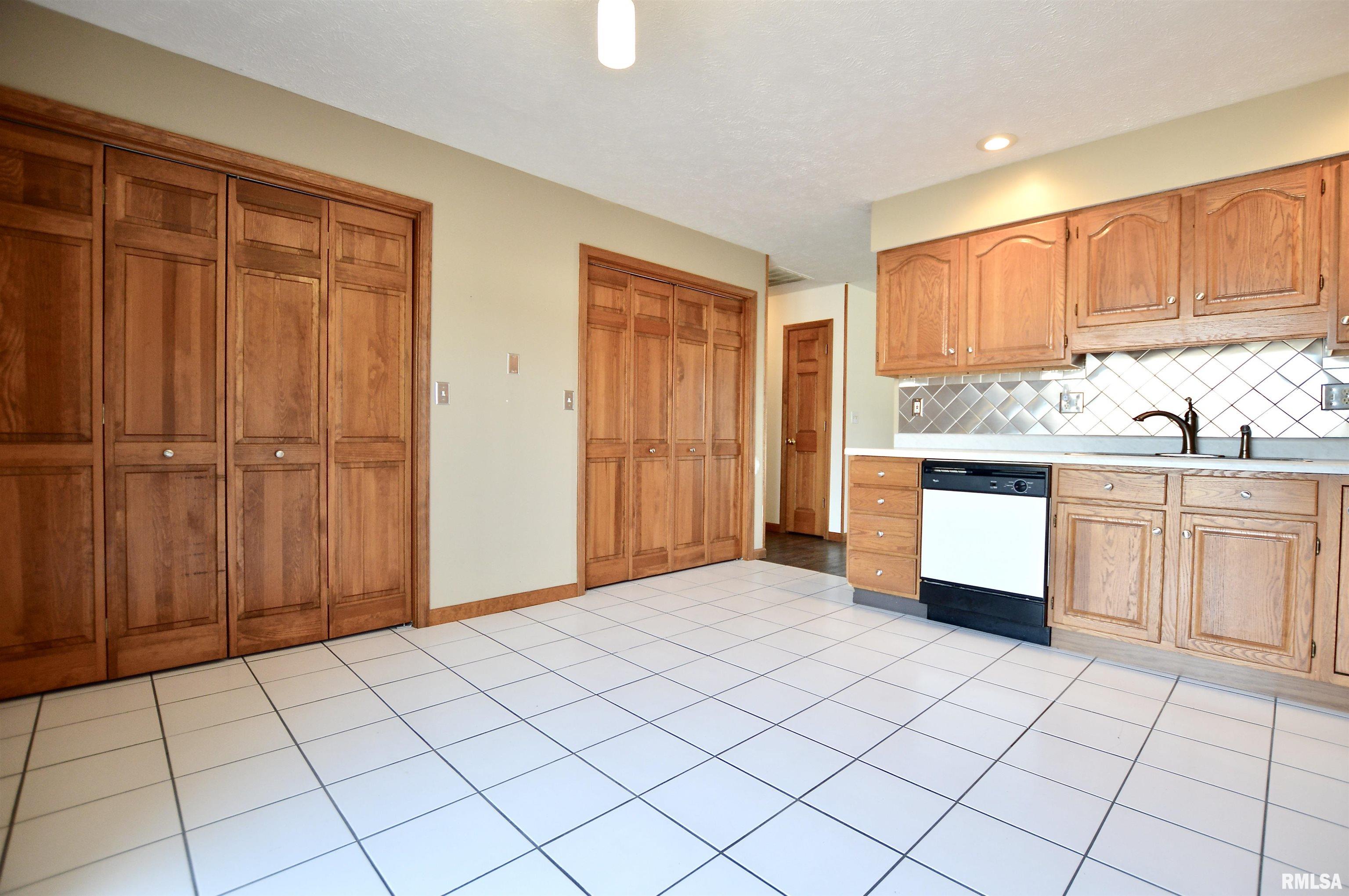 129 Genoa Drive Springfield, IL 62703 - Photo 10 of 21 Gallery Image 10